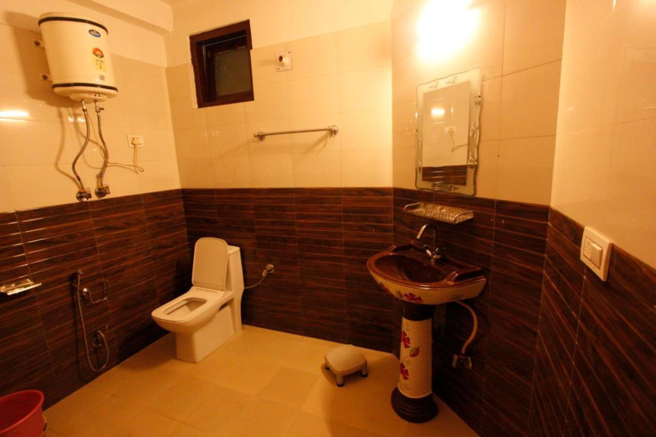 Tirthan Crest Homestay Banjār Buitenkant foto