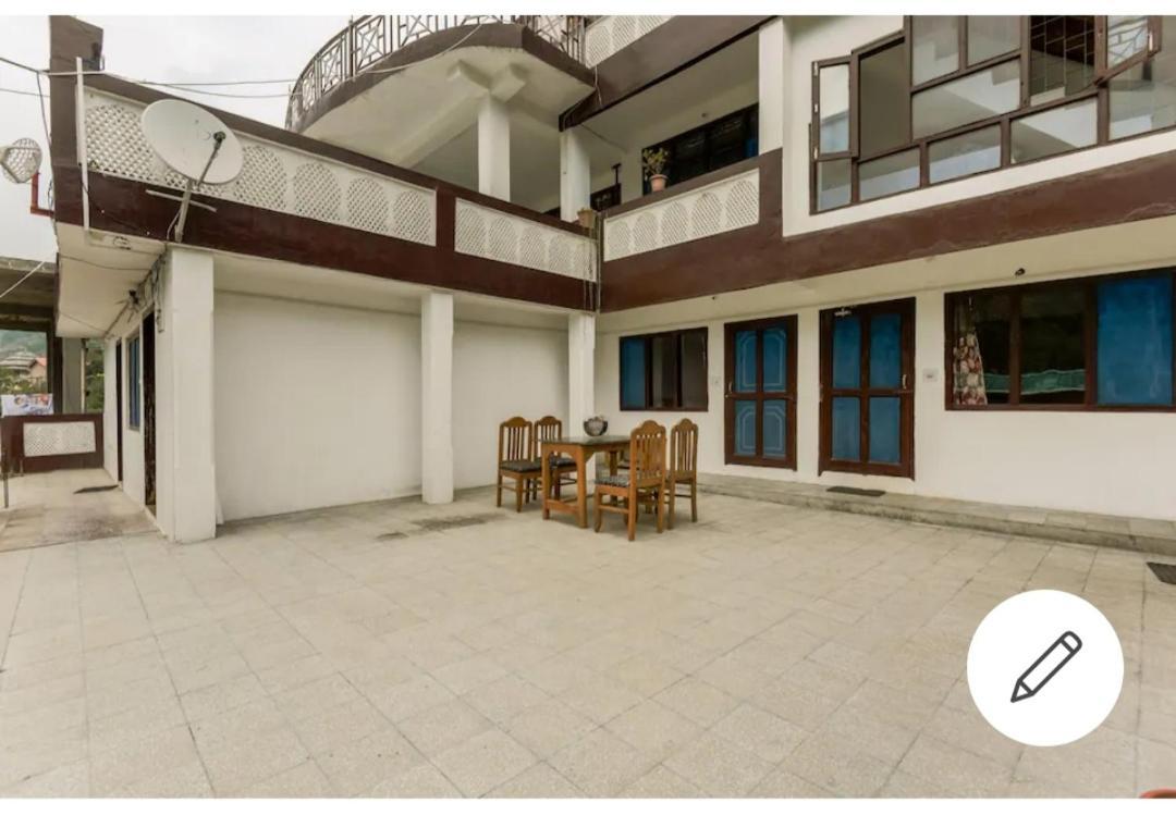 Tirthan Crest Homestay Banjār Buitenkant foto