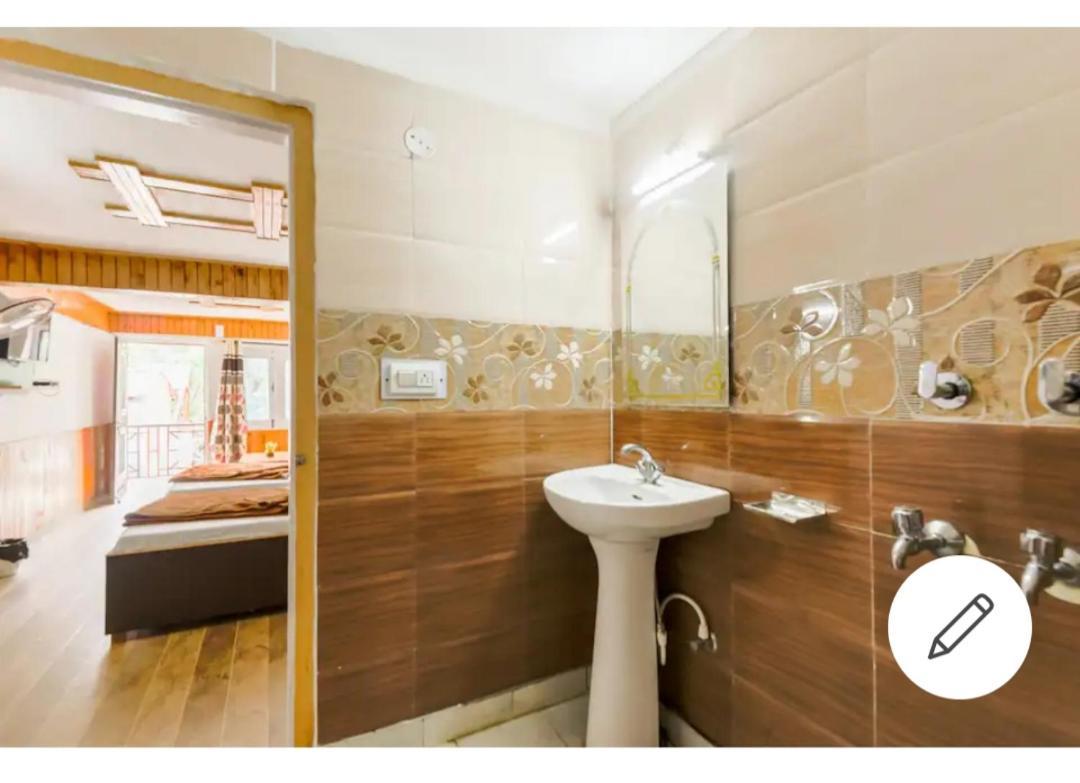 Tirthan Crest Homestay Banjār Buitenkant foto