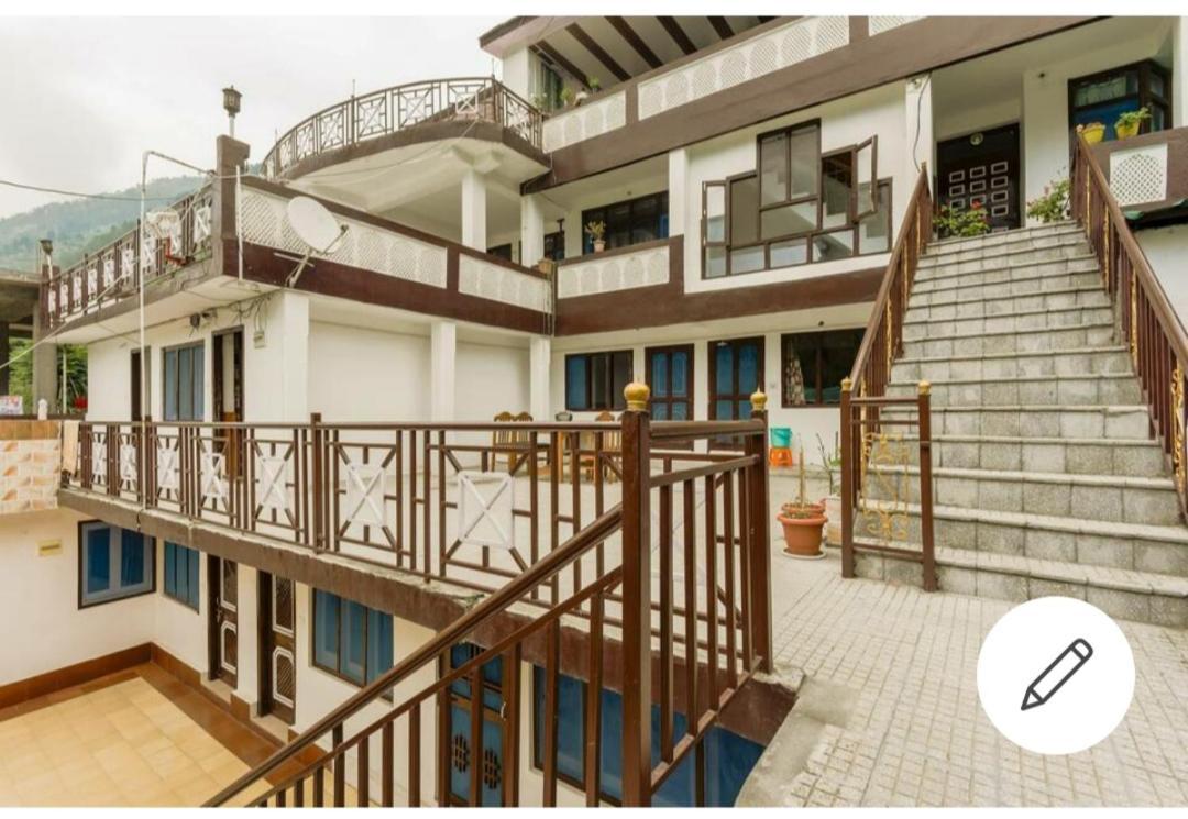Tirthan Crest Homestay Banjār Buitenkant foto