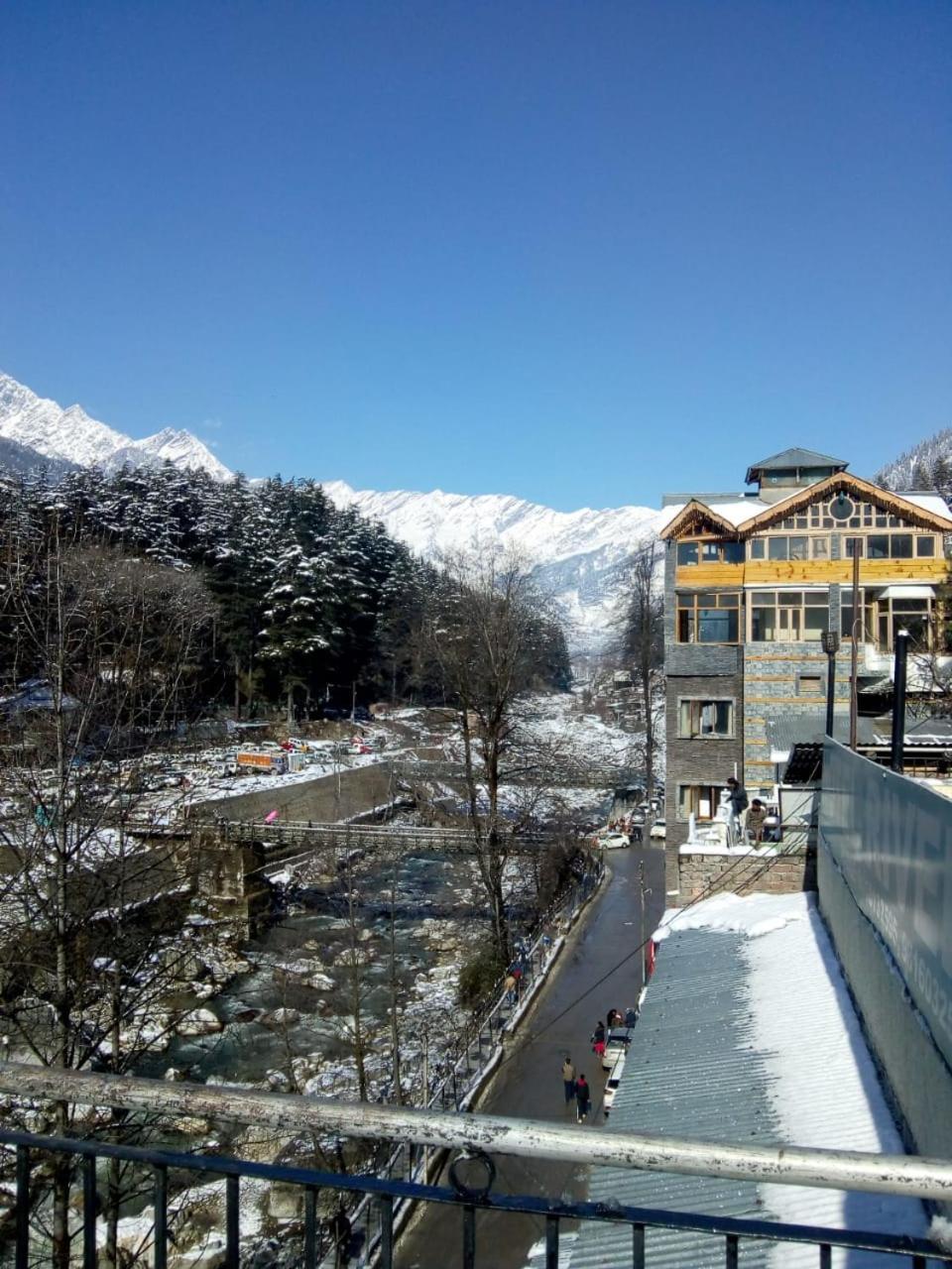 Tirthan Crest Homestay Banjār Buitenkant foto
