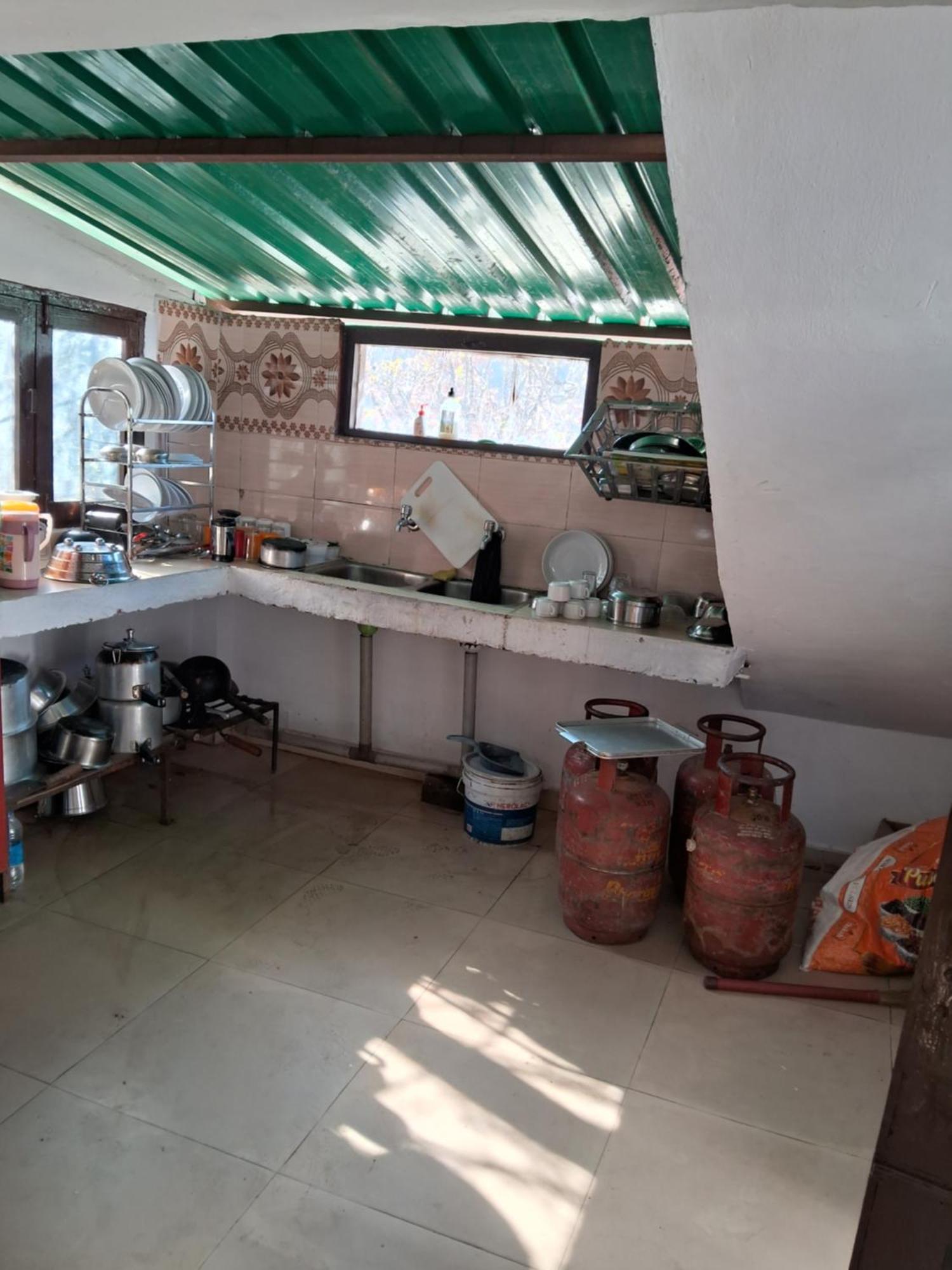 Tirthan Crest Homestay Banjār Buitenkant foto